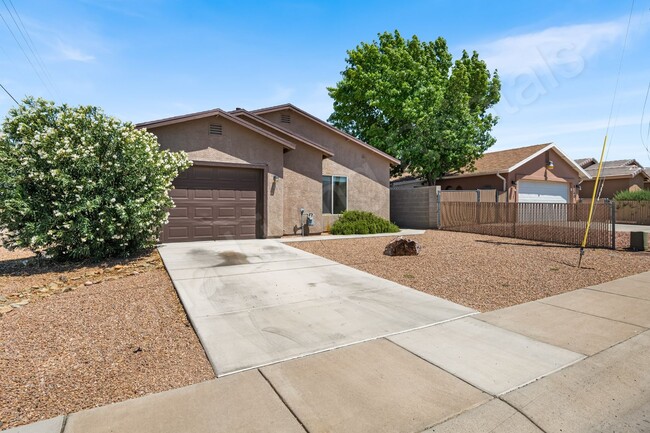 Building Photo - CHARMING TWO BEDROOM