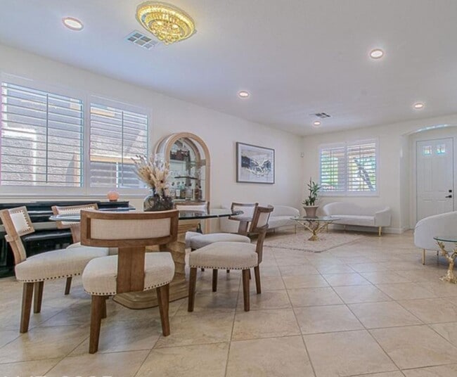 Building Photo - BEAUTIFUL 2 STORY 5 BEDROOM 4 FULL BATHROO...