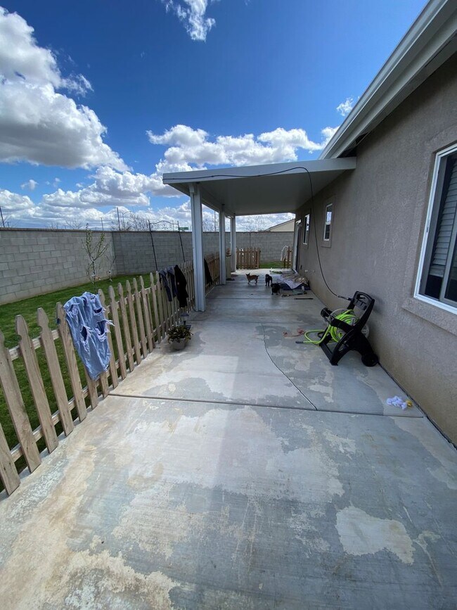 Building Photo - 4 Bed 2 Bath Home in NE Bakersfield!