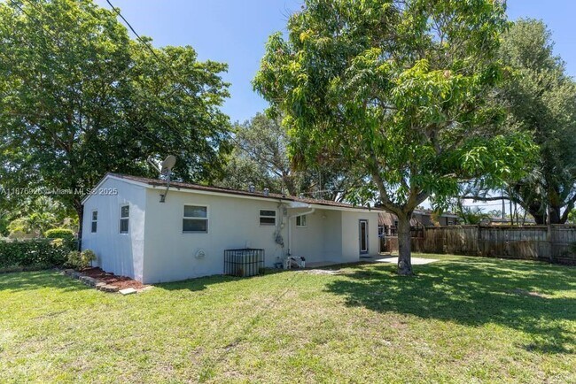 Building Photo - 1101 N 71st Terrace