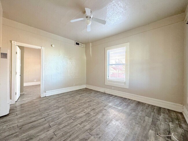 Building Photo - Central EL Paso(close to downtown) 1 bed/1 bath duplex. Water/Trash Service Included