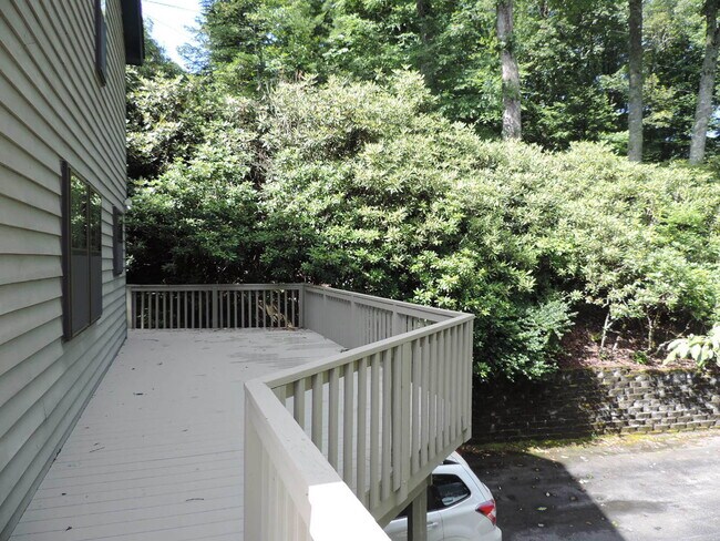 Building Photo - 404 Wintergreen Dr