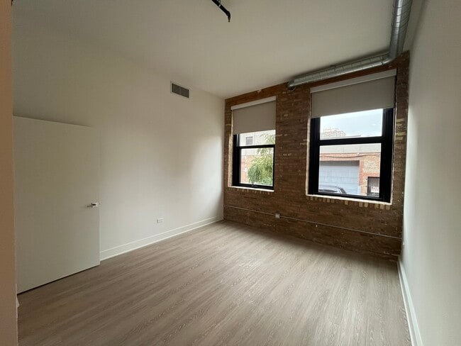 Building Photo - 1040 W Huron St