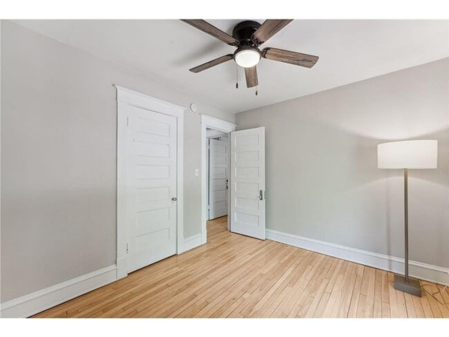 Building Photo - Beautiful 5 Bedroom 3 Bathroom House in MacGroveland