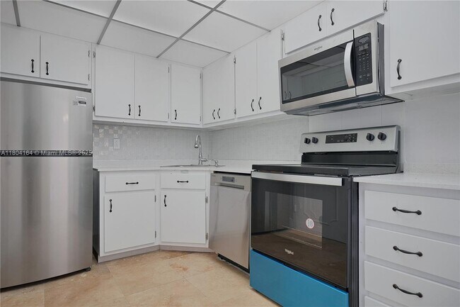 Building Photo - 9381 E Bay Harbor Dr