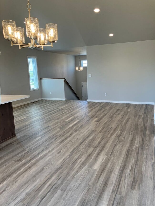 Building Photo - 4 Bed 3 Bath Single Family Home