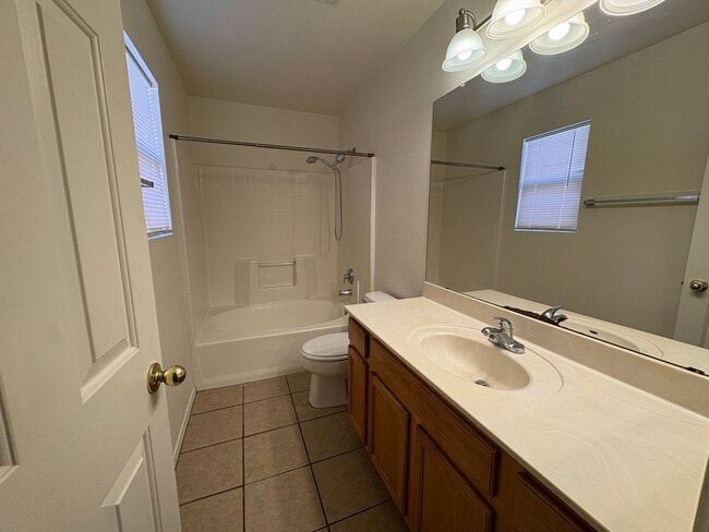 Building Photo - 3 bed 2 Bath NW Tucson Home