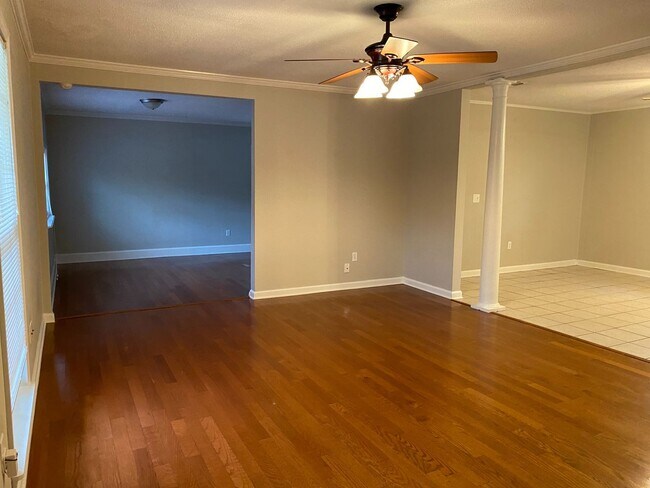 Building Photo - 228 Yellowleaf Dr