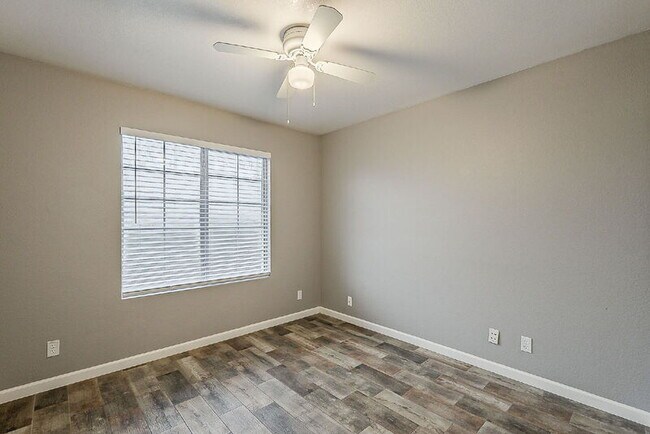 Building Photo - 841 N Hillridge