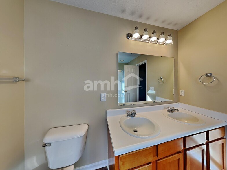 Building Photo - 11141 Hylas Dr