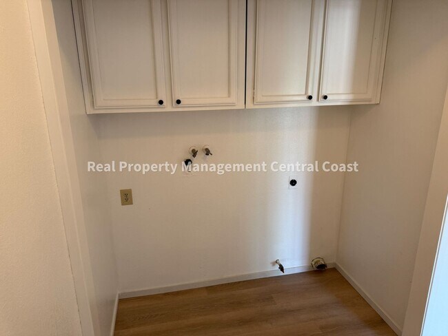 Building Photo - 6460 Nacimiento Ave