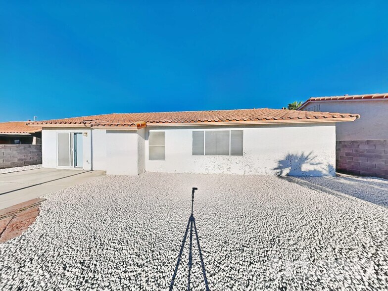 Building Photo - 5044 N Vista Del Rancho Way