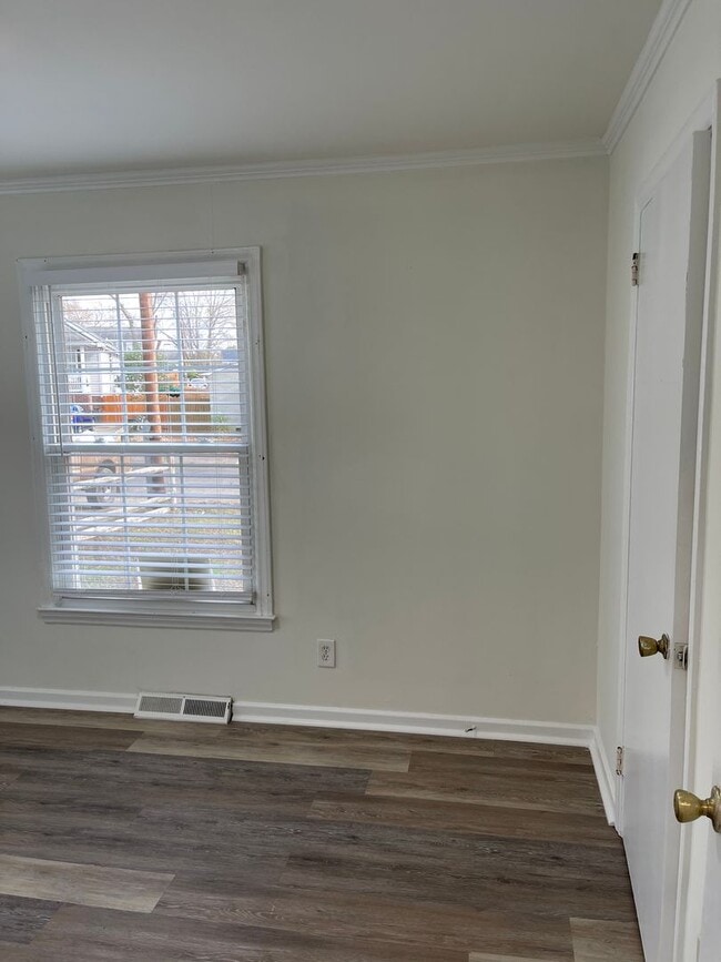 Building Photo - Available Now! 3 Bed/1 Bath in Enderly Park!