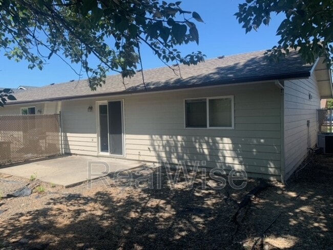 Building Photo - 1423 SW Kokanee Ln