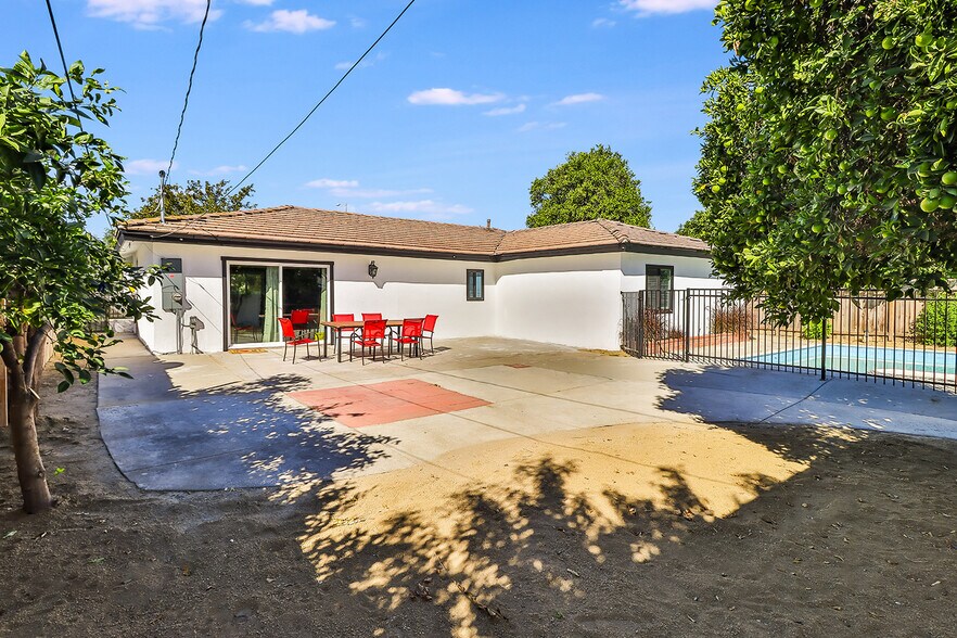 outdoor dining table - 8520 Jumilla Ave