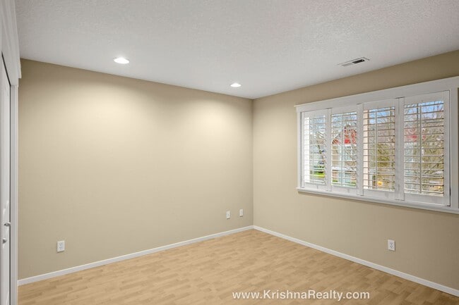 Building Photo - Beautiful 3 Bedroom | 3.5 Bathroom | Single Family Home | Large Bonus Room | Located In Quiet Ore...