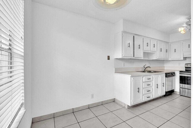 Building Photo - 13721 Flora Pl