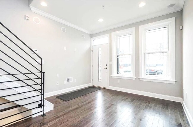 Building Photo - Gorgeous 3-Bedroom Townhome with Finished Basement and Rooftop Deck! Available mid-June!