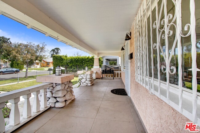 Building Photo - 1246 W 48th St