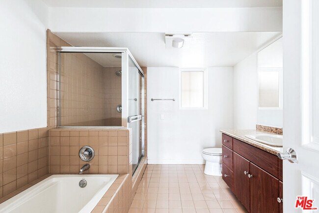 Building Photo - 851 N San Vicente Blvd