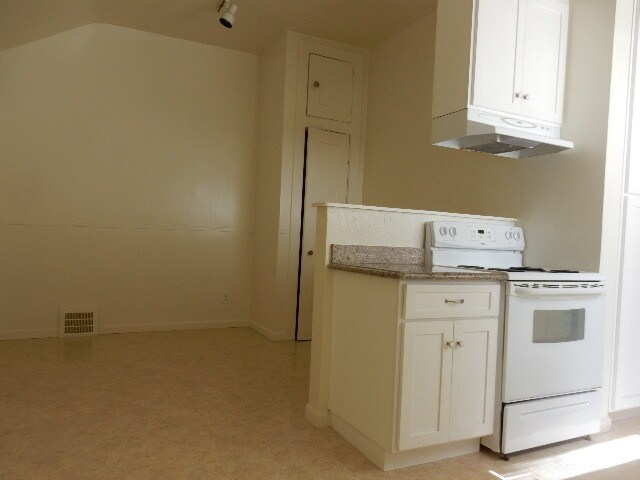 Dining area and kitchen - 234 Miller Ave