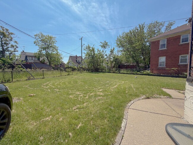 Building Photo - 9392 Woodside St