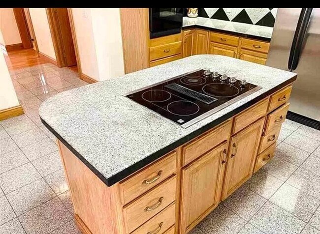 Building Photo - 1556 Shagbark St