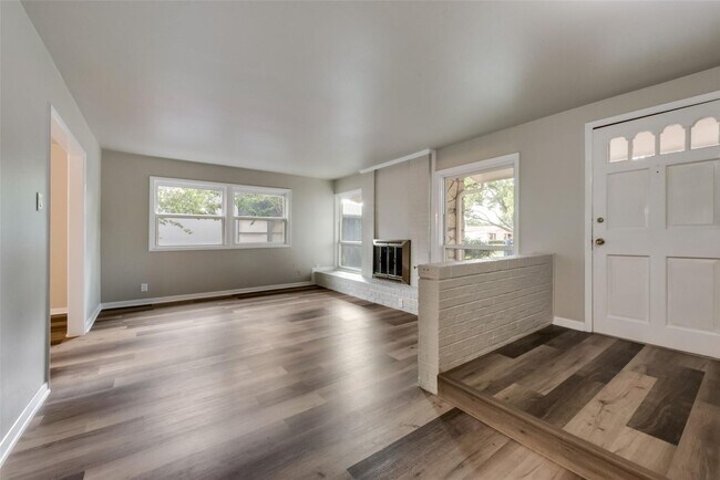 Building Photo - Fabulous modern house located in highly desirable Greenwood Hills