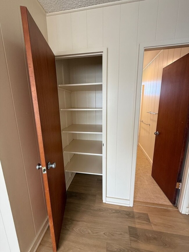 Building Photo - Refreshed - 2 bedroom, 1 bath unit in grea...