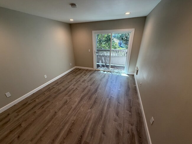 Building Photo - Spacious 2-Bedroom Townhouse with Private Patio