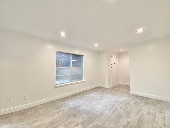 Building Photo - Recently Renovated 2 bed with Private Pati...