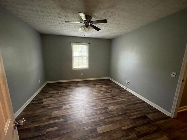 Building Photo - Nice 3/2 House in Armuchee- $1,895