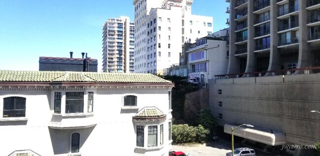 Building Photo - 1000 Green St