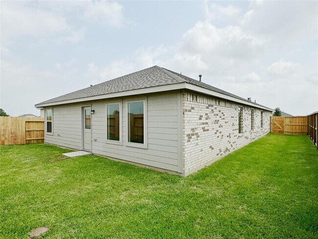Building Photo - 1626 Red Oak Dr