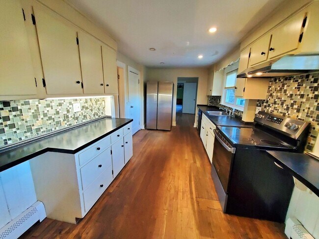 Building Photo - 450 Oak St