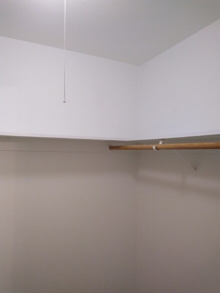 Building Photo - 1031 N Holly Ave