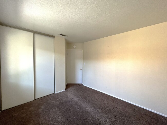 Building Photo - AVAILABLE NOW!! 2 Bed/2 Bath Apartment in ...