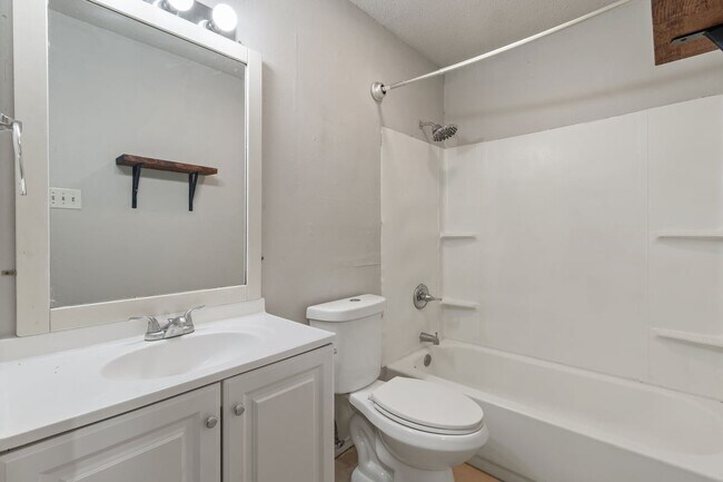 Building Photo - 6618 Swiss Oaks Dr