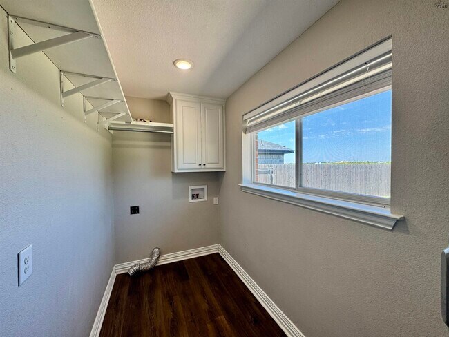 Building Photo - 3208 Northwest Dr