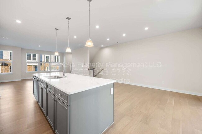 Building Photo - 9769 Oaklawn Blvd NW