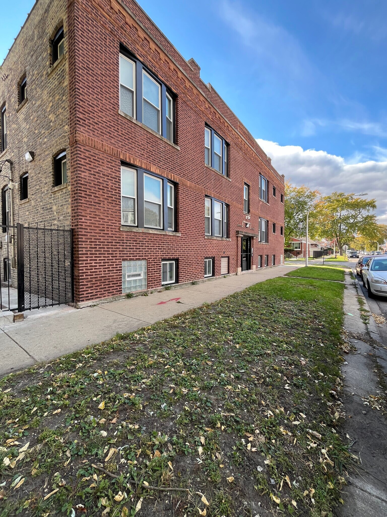 Building Photo - 5033 W Wabansia Ave