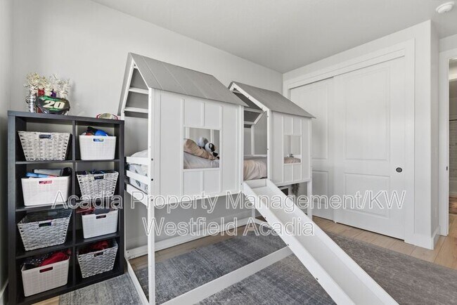 Building Photo - 1437 W Valley Dr