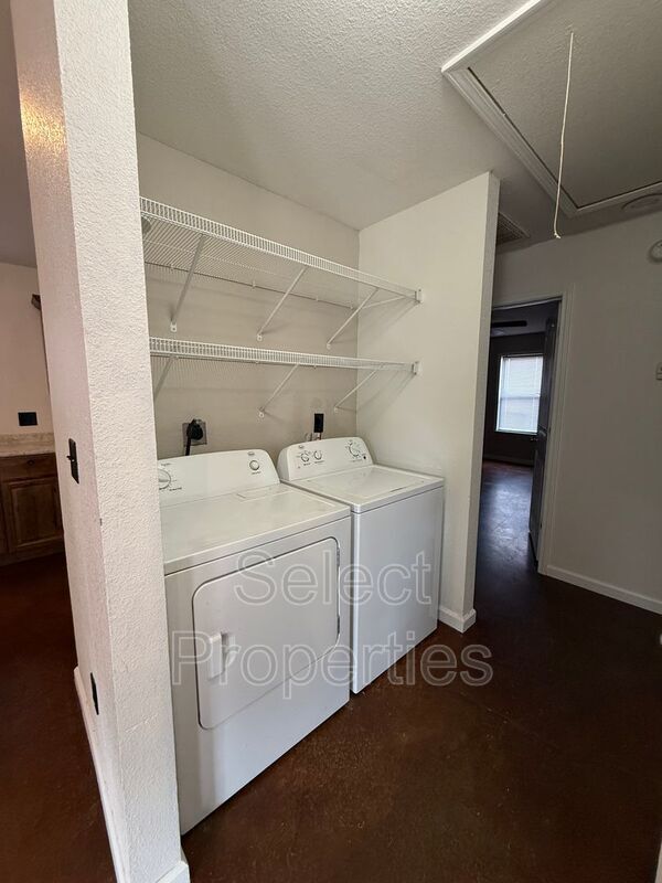 Building Photo - 636 W Oak Ave