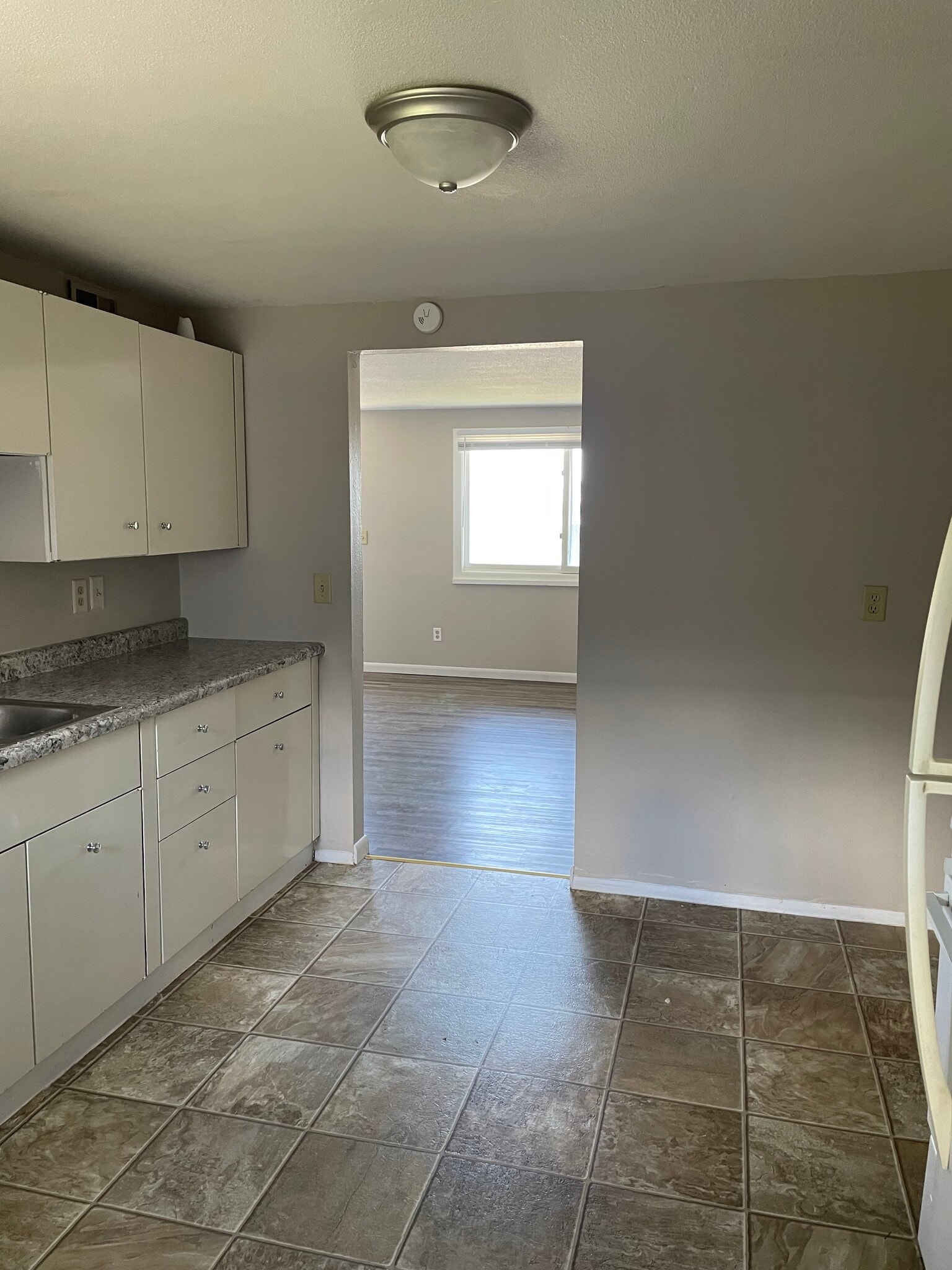 Kitchen - 131 E Nowlin St