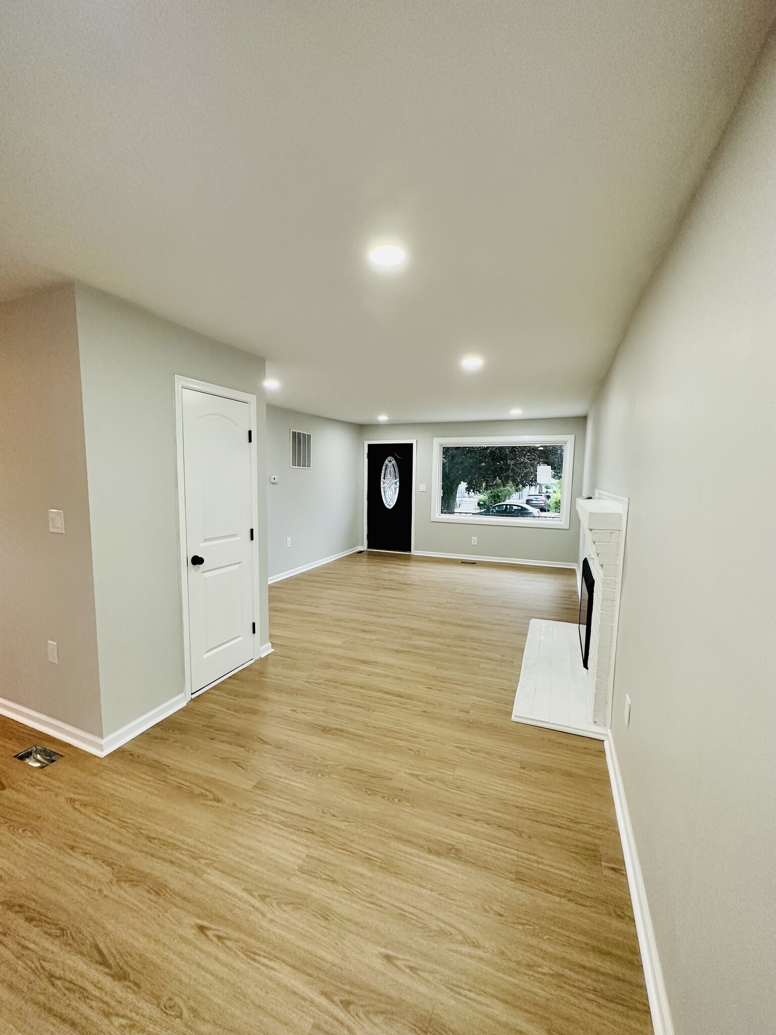Building Photo - 5906 Leewood Ave