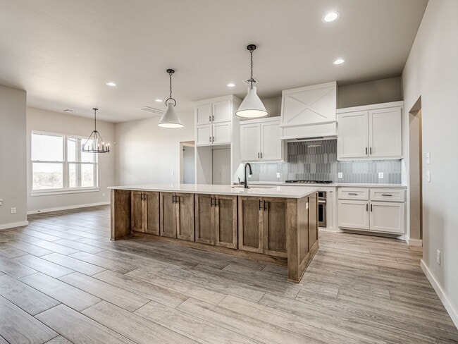 Building Photo - Newer Beautiful home in East Edmond + 4 Be...