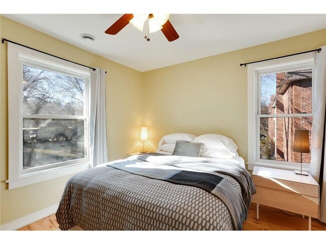 Building Photo - 219 5th St SE