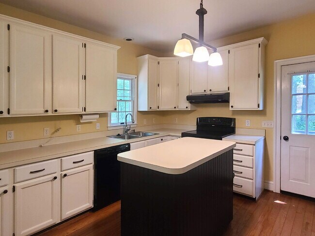 Building Photo - 4 BR, 2.5 BA Colonial with Attached Garage