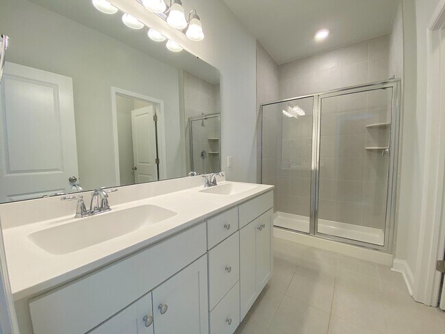 Building Photo - 354 Great Lawn Dr