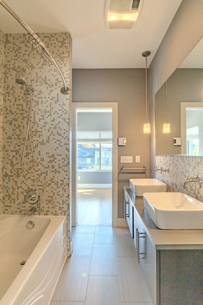 Building Photo - 3Bd/2.5Ba Seattle Townhouse